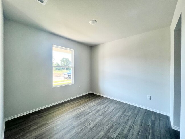 Building Photo - Stunning New Build with 5 Bedrooms & Moder...
