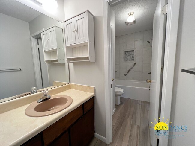Building Photo - Move-in ready 2 Story Townhouse in Crestview!