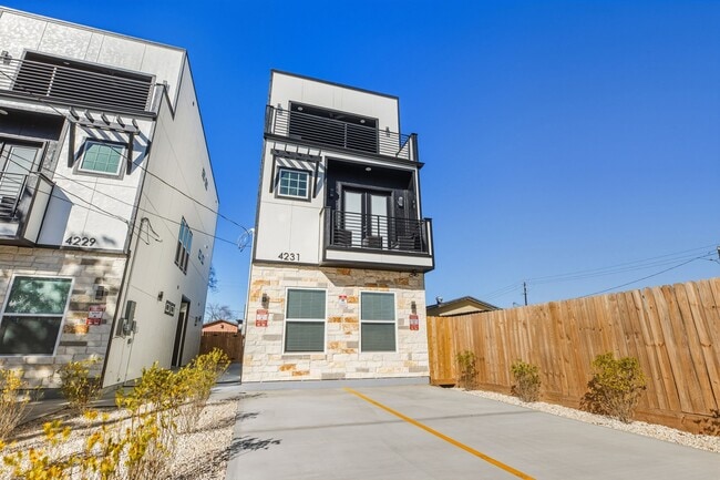 Building Photo - 4231 Elmwood St