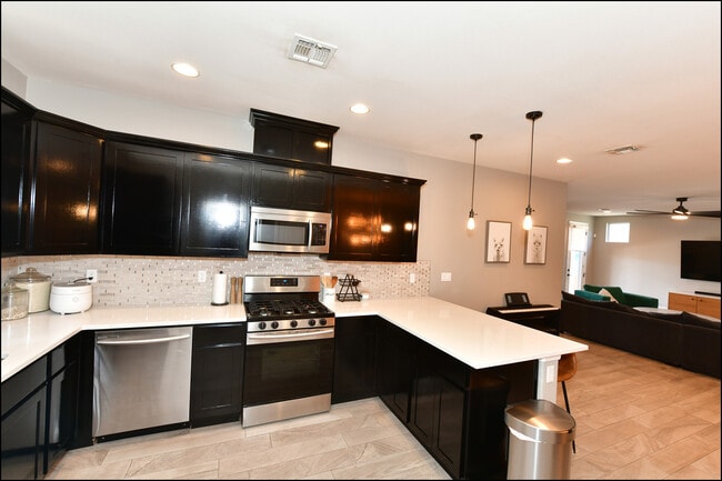 Building Photo - 13187 Borwick Rd