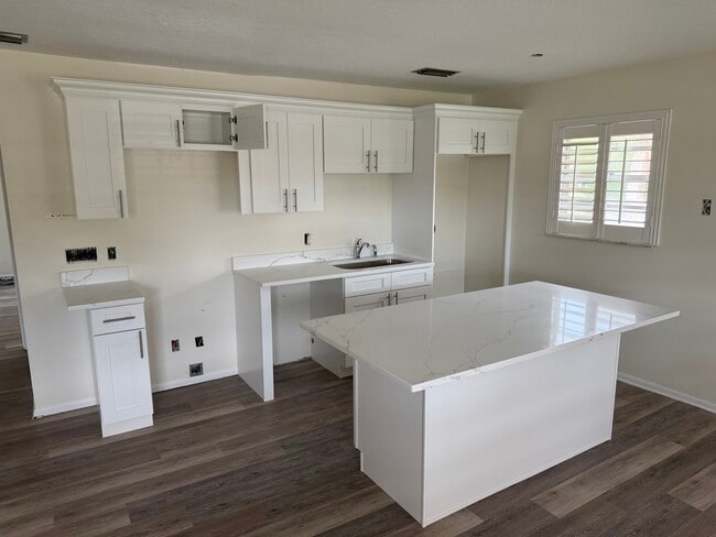 Building Photo - 28 Lake Vista Trl