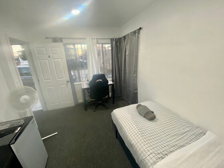 Building Photo - 1513 W Florence Ave