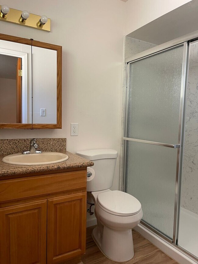 Building Photo - Newly renovated 3/2 Home in Quiet Neighbor...