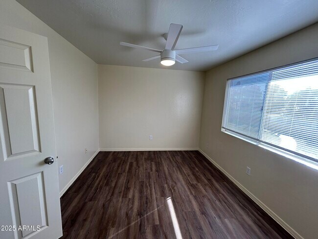 Building Photo - 1433 E Park Ave