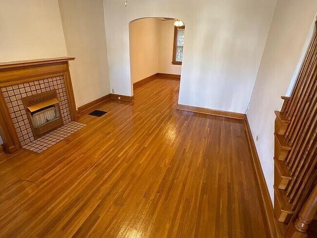 Primary Photo - 3140 Indianola Ave