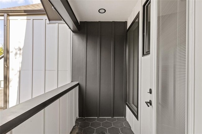 Building Photo - 613 Clifford Dr