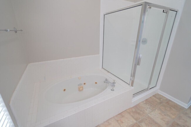 Building Photo - 3 Bed / 2 Bath with Large Yard/Garage in Bucklake area!