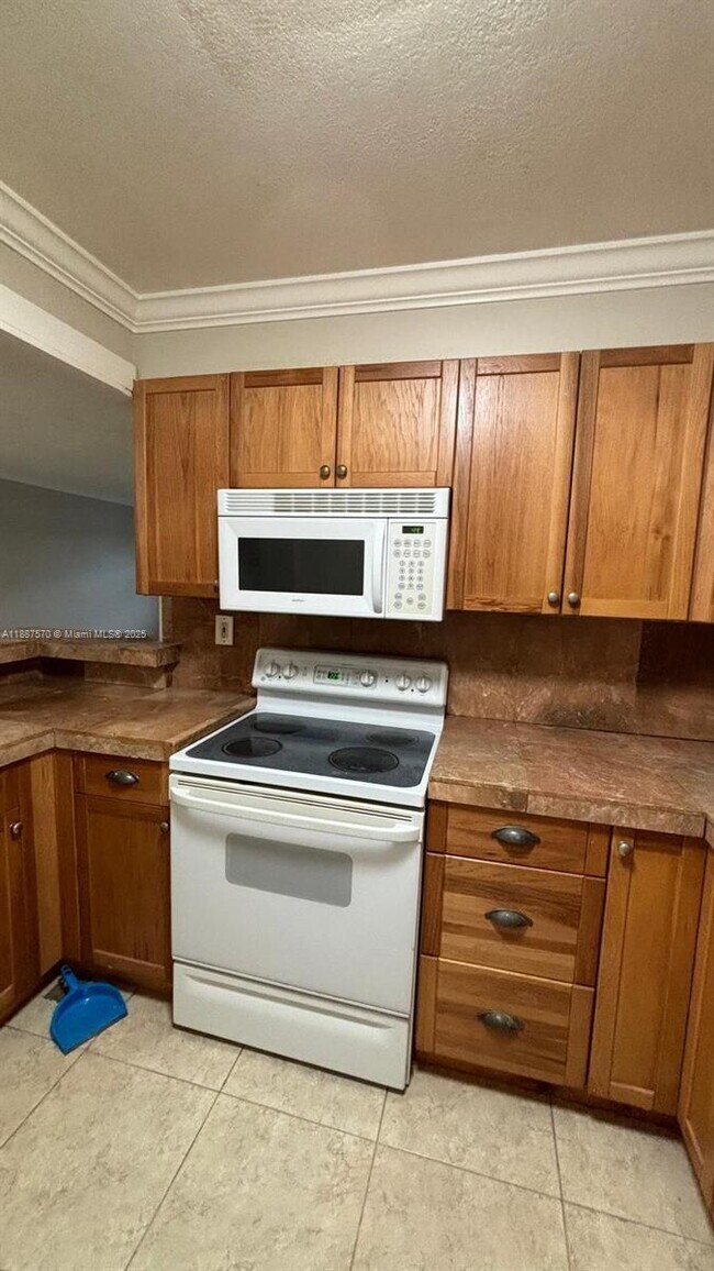 Building Photo - 1913 S Ocean Dr