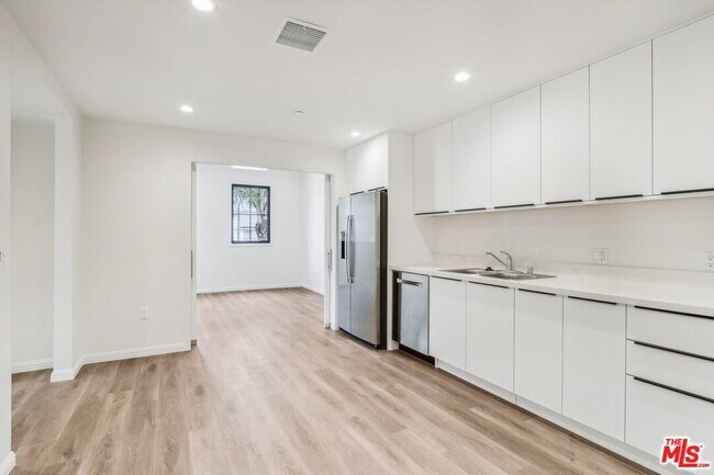 Building Photo - 951 S Wilton Pl