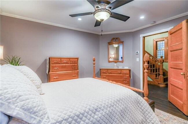 Building Photo - 105 Main St