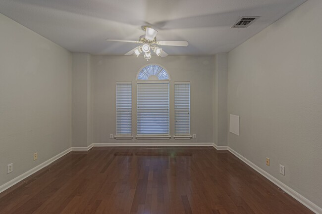 Building Photo - $300 OFF 1ST MONTH RENT IF YOU MOVE IN WIT...