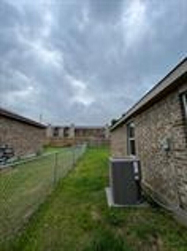 Building Photo - 403 Olaf Dr