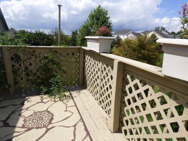 Building Photo - Beautiful 3 BR, 2 Bath Home, All Electric, Vaulted Ceilings, Walk-In Closets, Garage