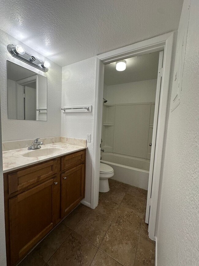 Building Photo - Lindsey and McKellips: 2bed, 1 bath unit, second floor