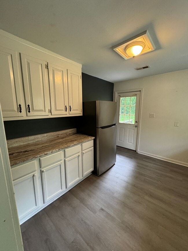 Building Photo - Private and convenient 3 bed/1 bath with large backyard