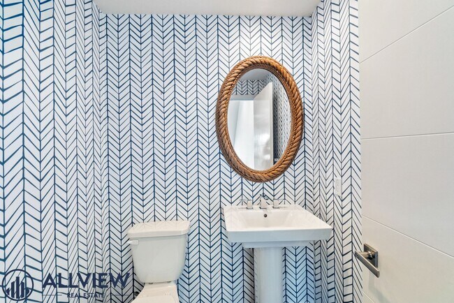 Building Photo - Beautiful three story live/work townhome in Westside Costa Mesa!