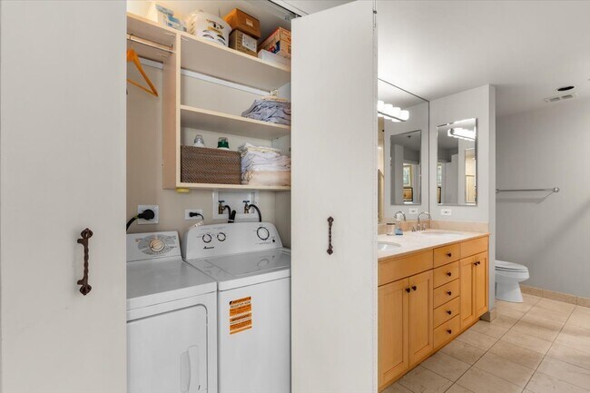 Building Photo - 57 E Delaware Pl