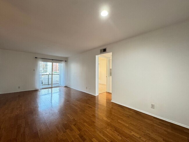 Building Photo - Bright And Cozy 2 Bed 2 Bath Condo In Vibrant Pointe At Park Center