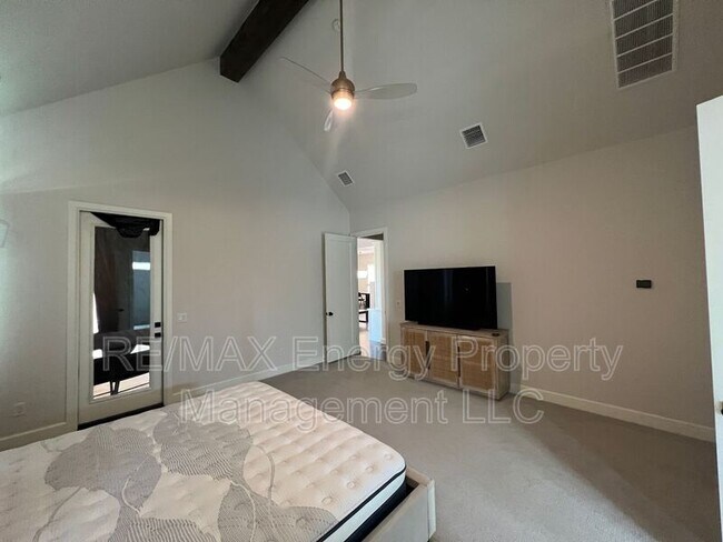 Building Photo - 440 St Claire Dr