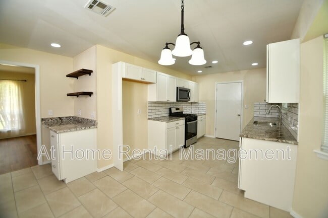 Building Photo - 401 N Fir Pl