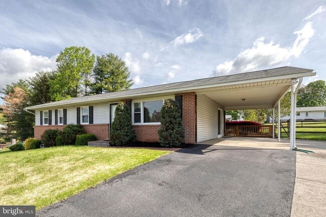 Primary Photo - Beautiful 3bd 3bth single family ranch sty...
