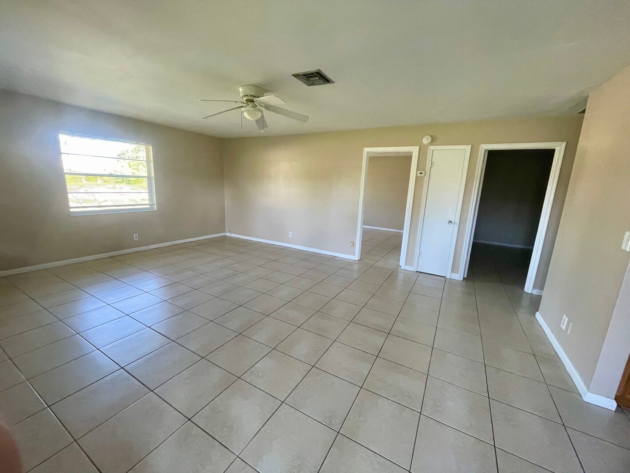 Building Photo - 1570 E Breezy Ln