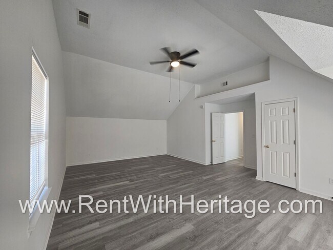 Building Photo - Gorgeous 3bd/ 2.5 bath Home in Popular Nat...