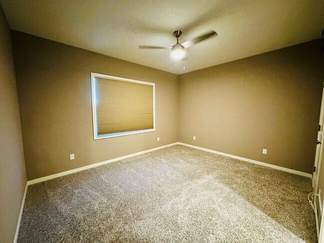 Building Photo - {1095} Modern Townhome Available Immediate...