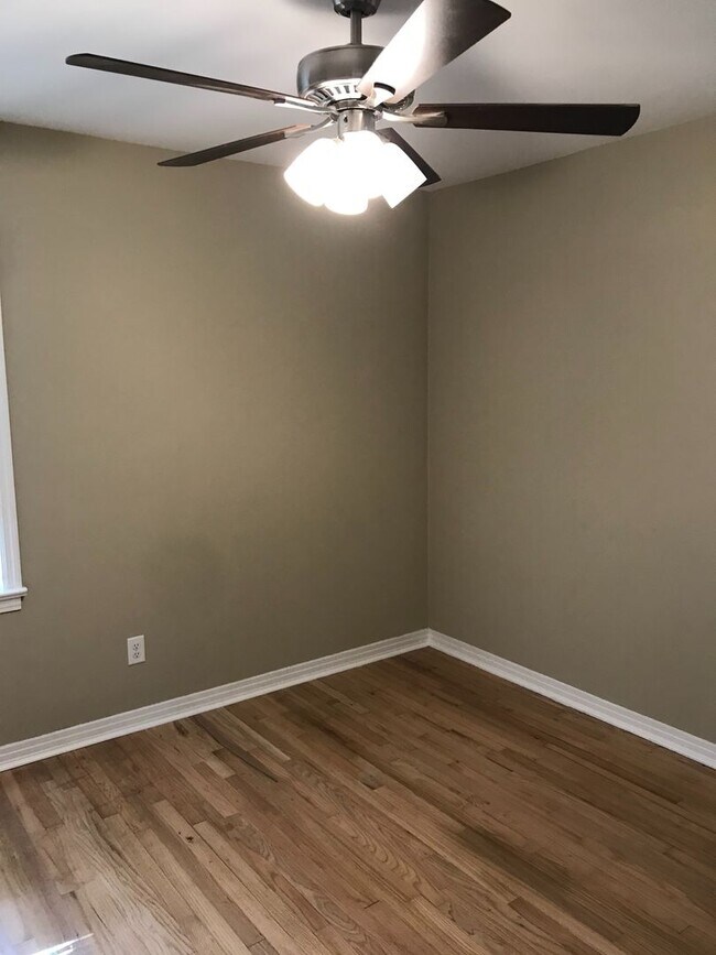 Building Photo - 209 Iris Cir
