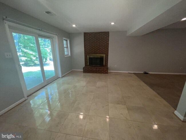 Building Photo - 6463 Honey Tree Ct