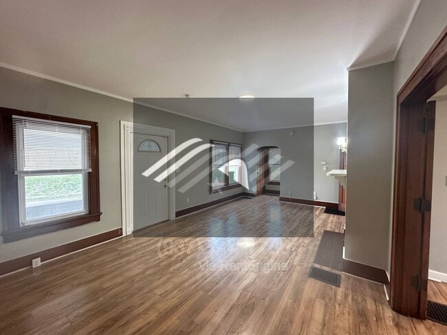 Primary Photo - 8 E Hillcrest Ave