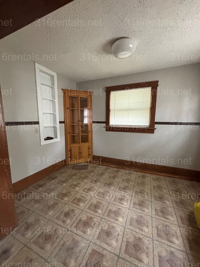Building Photo - Five bedroom Two bath house for rent!