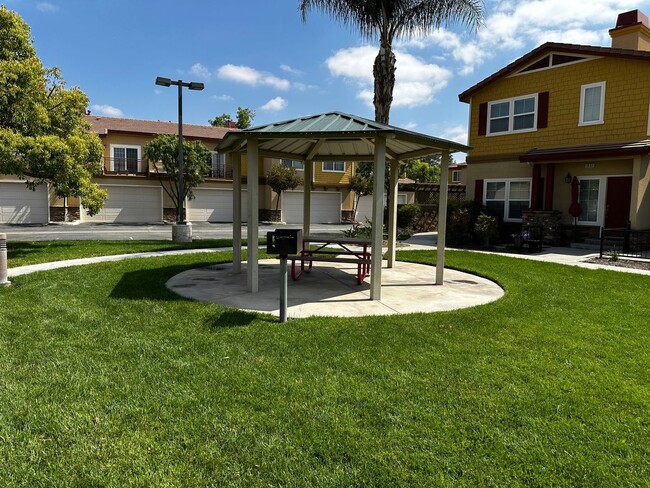 Building Photo - Redlands Townhome For Rent!