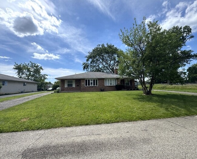 Building Photo - 3971 Far Hills Dr