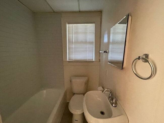 Building Photo - CHARMING 2 BEDROOM APT NEAR THE LOVELY MARYVILLE COLLEGE CAMPUS!!