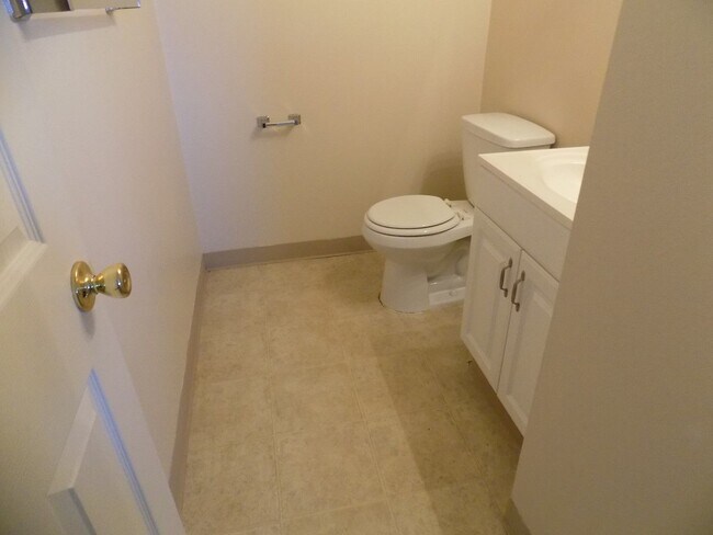 Building Photo - 498 Hintz Ave
