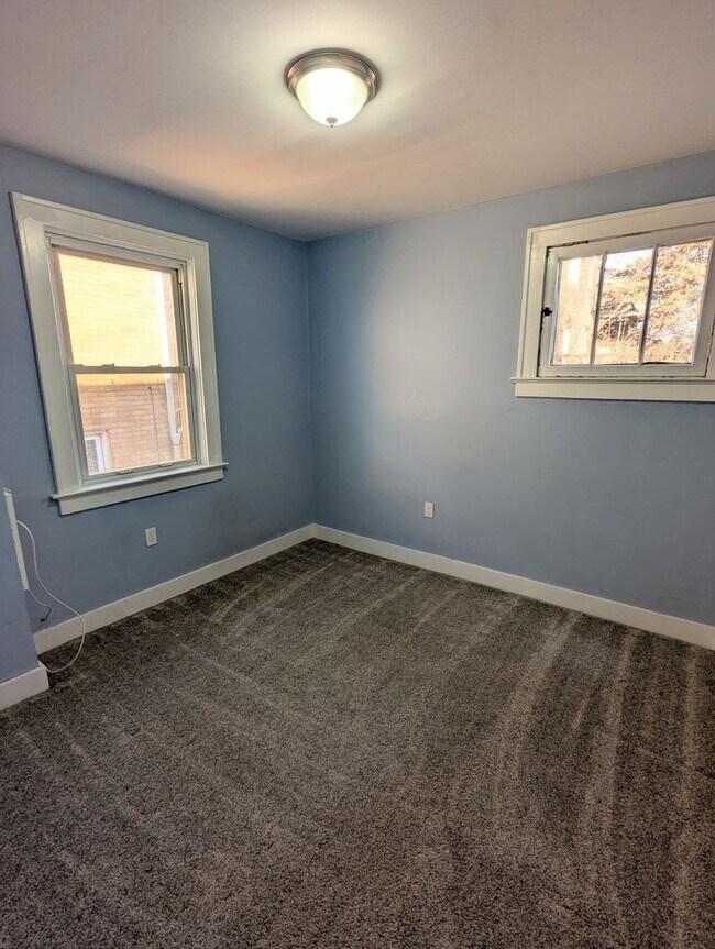 Building Photo - 3 Bedroom 1.5 Bathroom House (Greenfield)