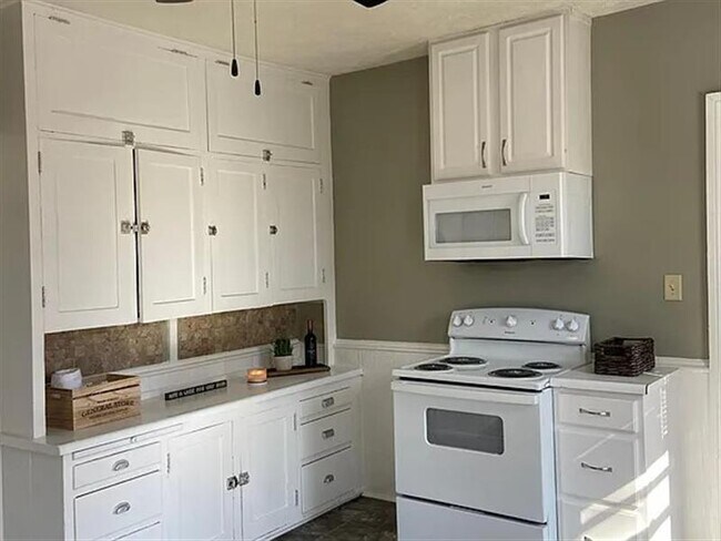 Building Photo - 3 bedroom
