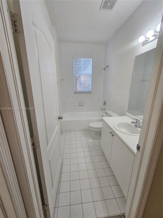 Building Photo - 1543 SE 25th St