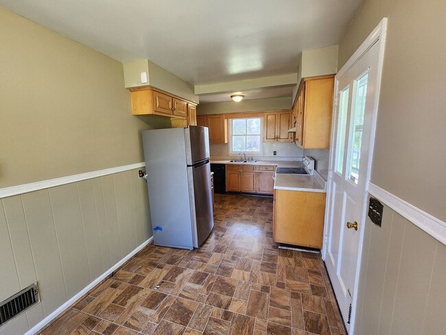 Building Photo - Three Bedroom Home!