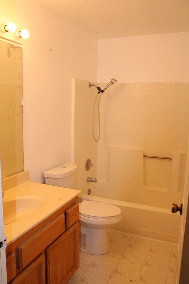 Building Photo - Updated 4 Bedroom, 2 1/2 Bathroom Townhome...