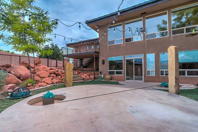 Building Photo - Gorgeous, Custom 4 bed, 3 bath Pet-Friendl...