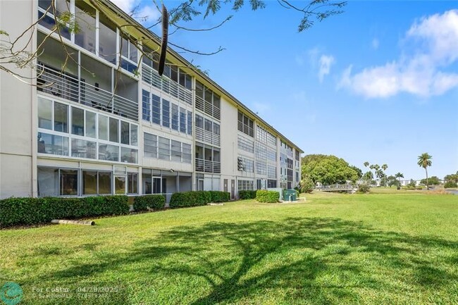 Building Photo - 4701 Martinique Dr