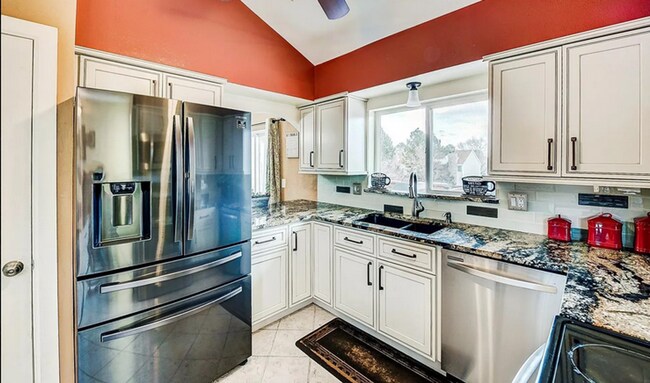 Building Photo - Huge room in a large shared home, private bathroom, great neighborhood, friendly roommates!
