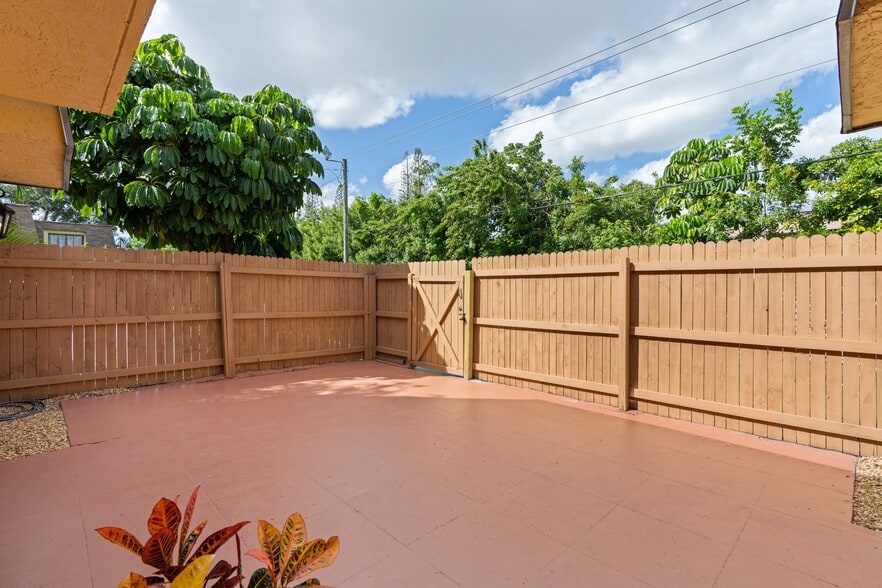 Building Photo - 226 Alemeda Dr