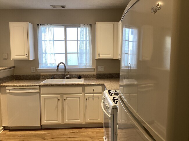 Building Photo - 127 Swanee Ln