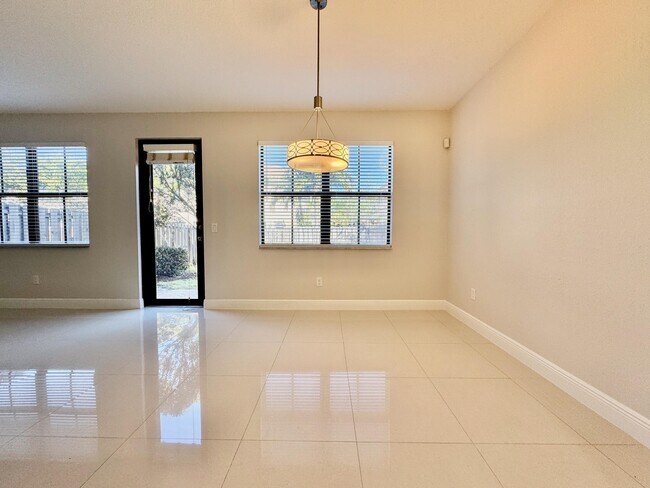 Building Photo - 9623 Town Parc Cir S