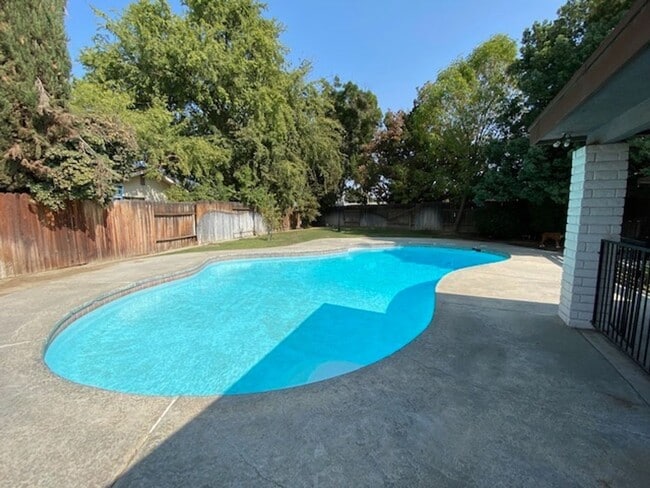 Building Photo - SW Bakersfield home with pool!