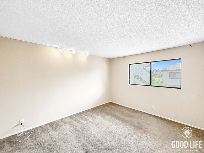Building Photo - Beautiful 2B/2.5BA Townhome w/ Attached Ga...