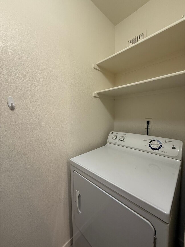 Building Photo - Cute Lower Level Condo